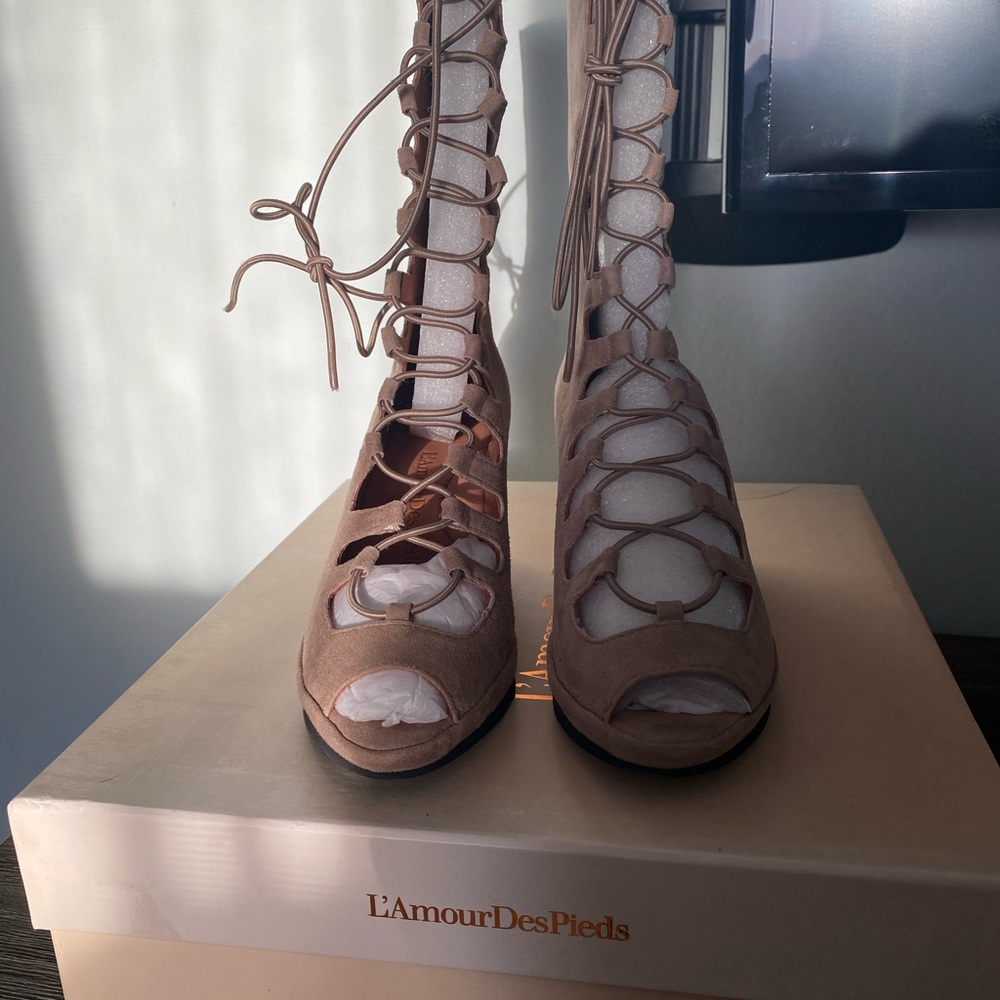 L’amour Des Pieds boots! Brand new, suede, leather inside, beige, size 6.5